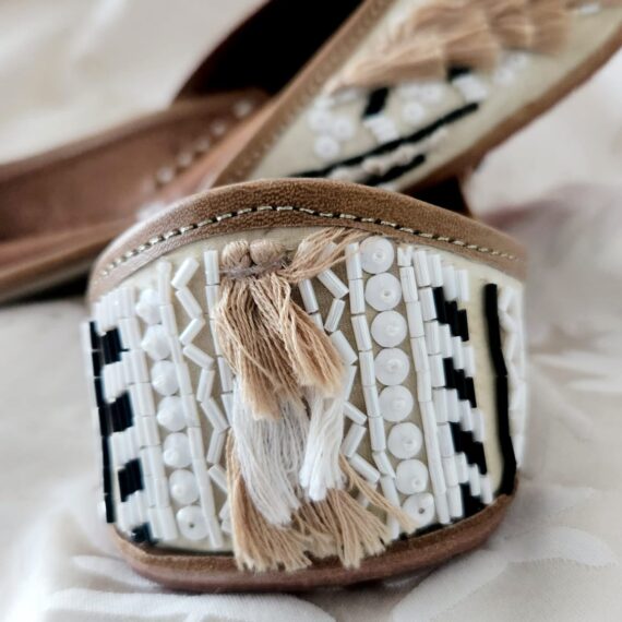 Traditional Indian Punjabi Juttis Women Ladies Mojari Ethnic Shoes Handmade Jutti Comfort Flat Shoes Off White
