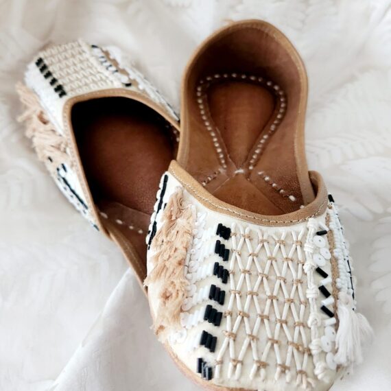 Traditional Indian Punjabi Juttis Women Ladies Mojari Ethnic Shoes Handmade Jutti Comfort Flat Shoes Off White