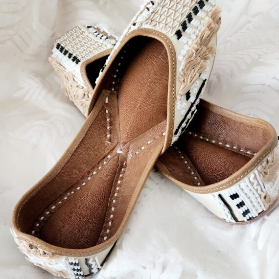 Traditional Indian Punjabi Juttis Women Ladies Mojari Ethnic Shoes Handmade Jutti Comfort Flat Shoes Off White