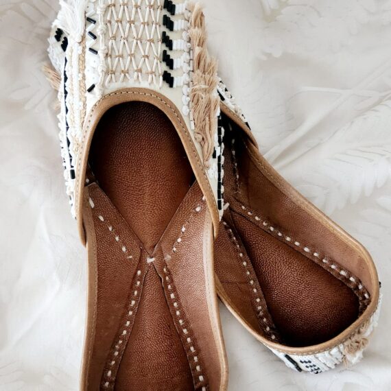 Traditional Indian Punjabi Juttis Women Ladies Mojari Ethnic Shoes Handmade Jutti Comfort Flat Shoes Off White