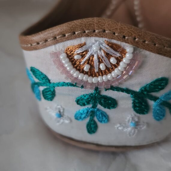Traditional Indian Punjabi Juttis Women Ladies Mojari Ethnic Shoes Handmade Comfort Flat Shoes/Jutti Off White