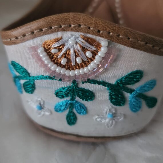 Traditional Indian Punjabi Juttis Women Ladies Mojari Ethnic Shoes Handmade Comfort Flat Shoes/Jutti Off White