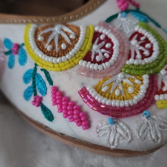 Traditional Indian Punjabi Juttis Women Ladies Mojari Ethnic Shoes Handmade Comfort Flat Shoes/Jutti Off White