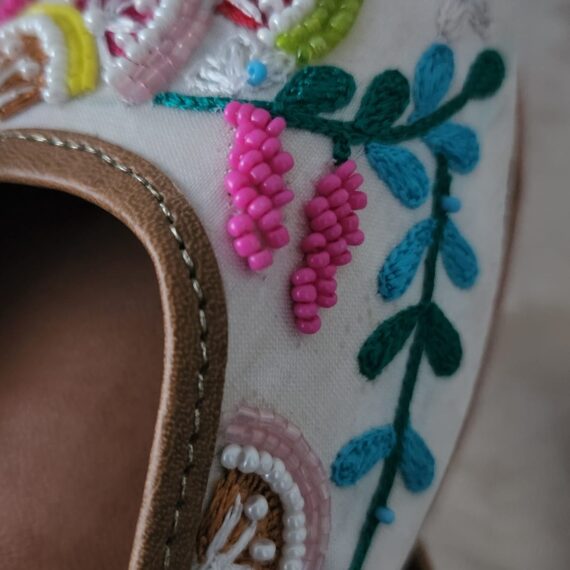 Traditional Indian Punjabi Juttis Women Ladies Mojari Ethnic Shoes Handmade Comfort Flat Shoes/Jutti Off White
