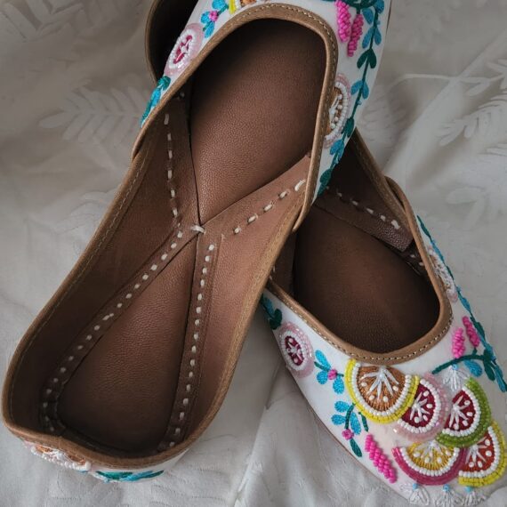 Traditional Indian Punjabi Juttis Women Ladies Mojari Ethnic Shoes Handmade Comfort Flat Shoes/Jutti Off White
