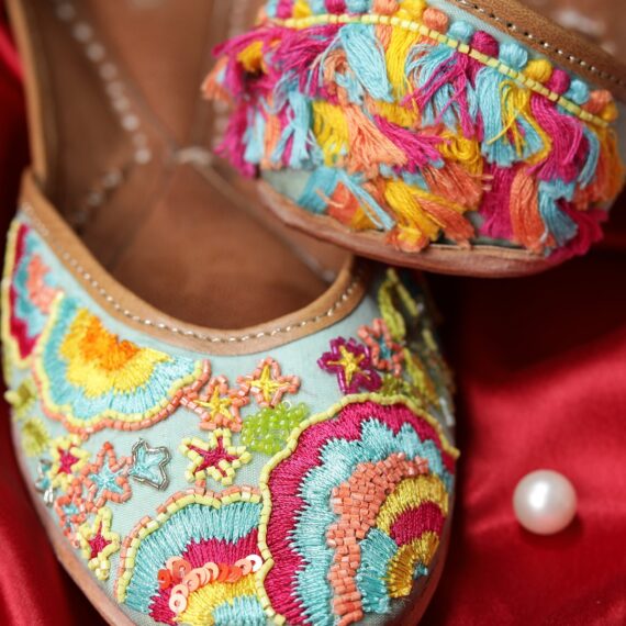 Traditional Indian Punjabi Juttis Women Ladies Mojari Ethnic Shoes Handmade Comfort Flat Shoes/Jutti Off White