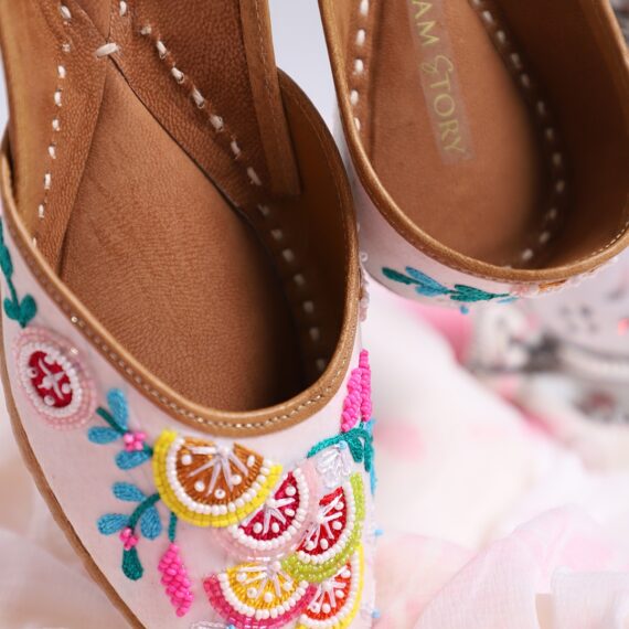 Traditional Indian Punjabi Juttis Women Ladies Mojari Ethnic Shoes Handmade Comfort Flat Shoes/Jutti Off White