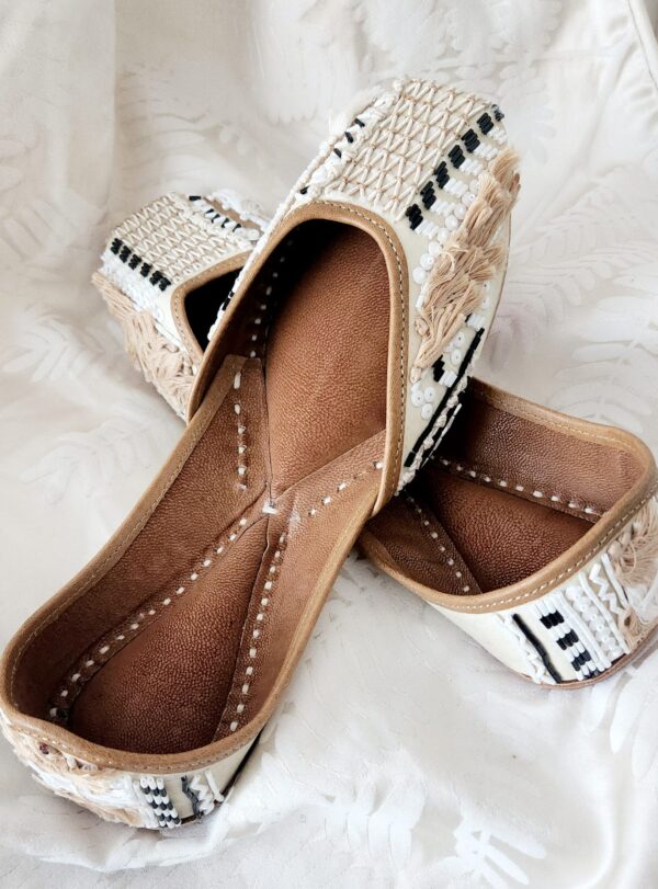Traditional Indian Punjabi Juttis Women Ladies Mojari Ethnic Shoes Handmade Jutti Comfort Flat Shoes Off White