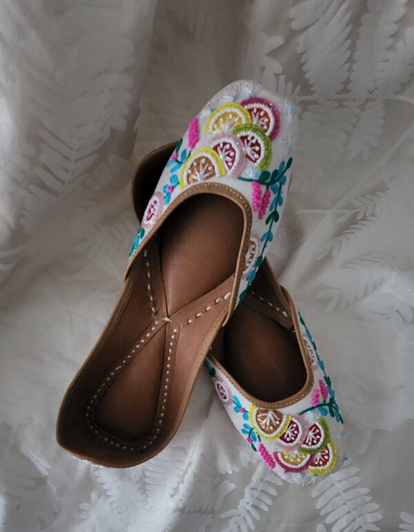 Traditional Indian Punjabi Juttis Women Ladies Mojari Ethnic Shoes Handmade Comfort Flat Shoes/Jutti Off White